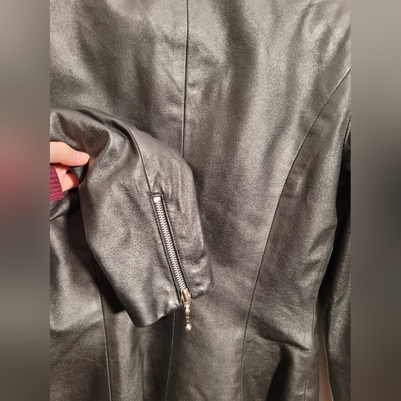 Vintage Danier leather moto jacket with zipper detail - Picture 5 of 8